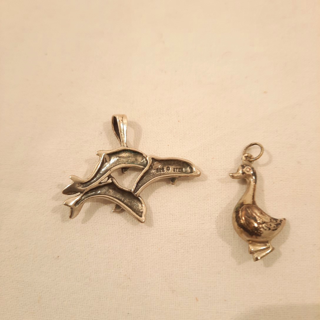 Voir photo 2 de 2 pendentifs: 3 dauphins en argent et 1 canard métal argenté 2 pendentifs: 3 dauphins en argent et 1 canard métal argenté Bon état - Vue 2 -
